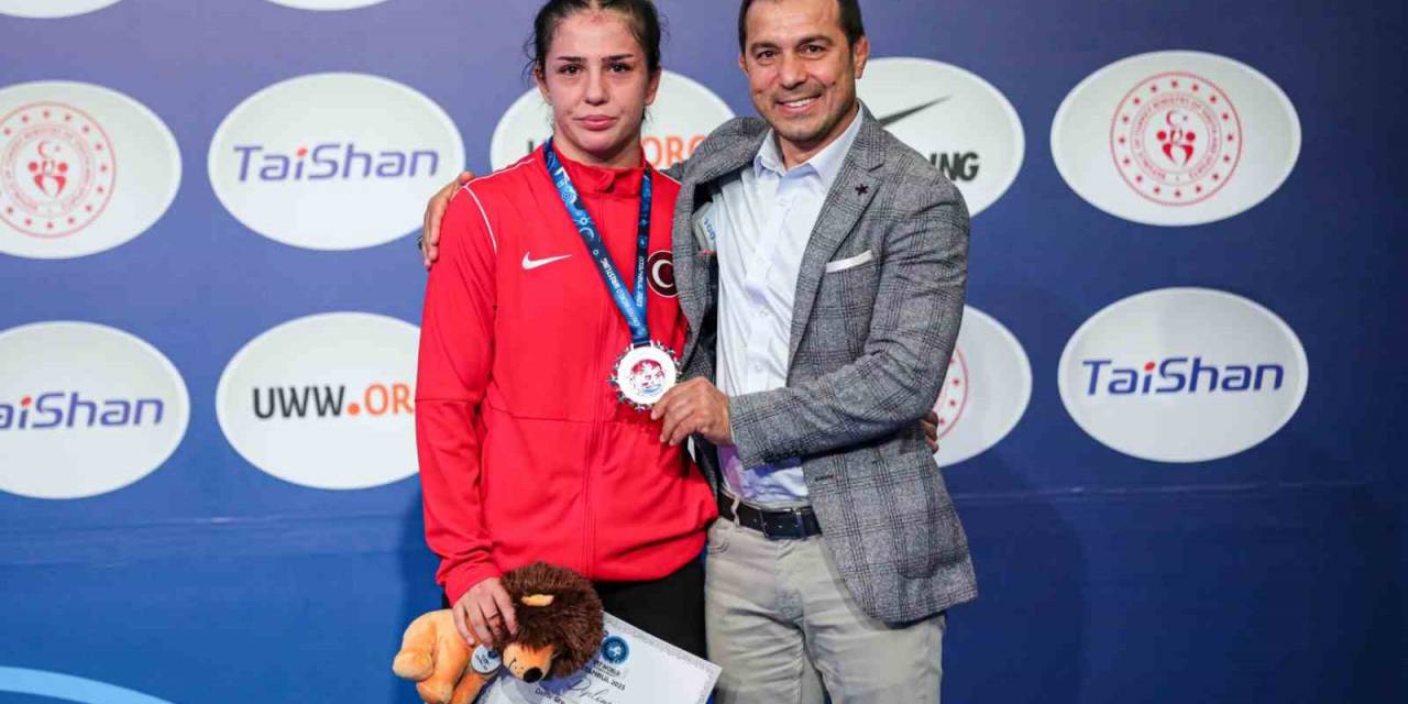 Duygu Gen’den Gümüş Madalya