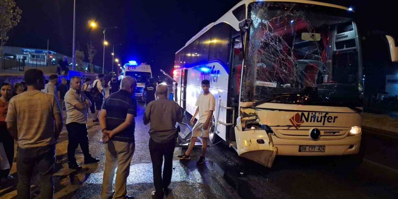 Turgutlu’da Yolcu Otobüsü Tır’a Arkadan Çarptı: 3 Yaralı
