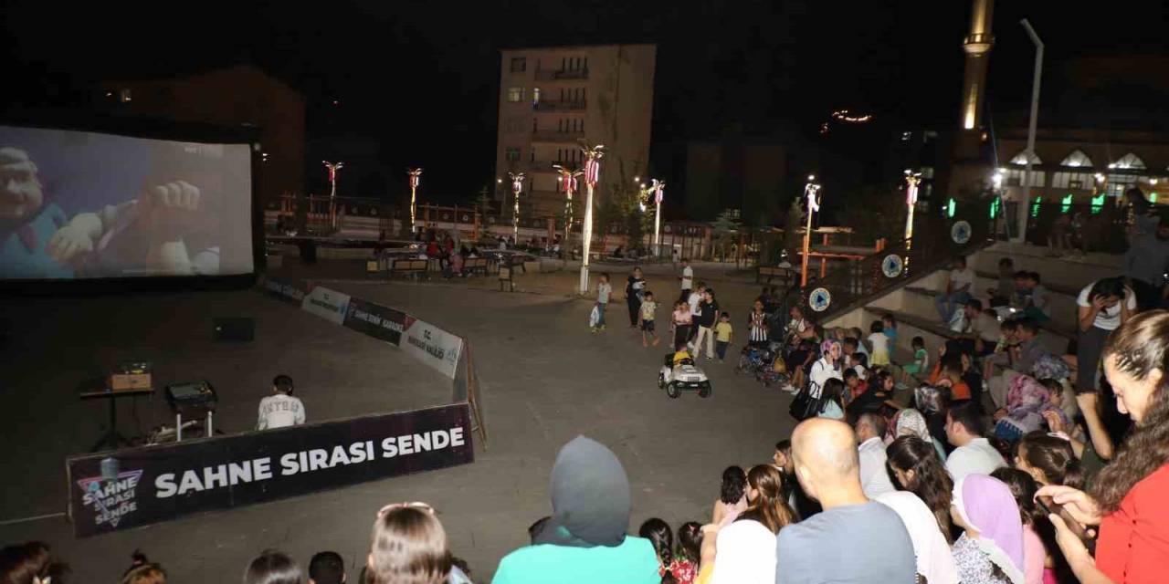 Hakkari’de "rafadan Tayfa 3" Filmi İzletildi