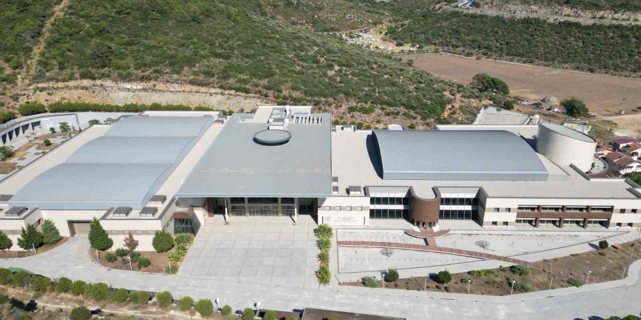 Kuşadası Efes Kongre Merkezi Çürümeye Devam Ediyor