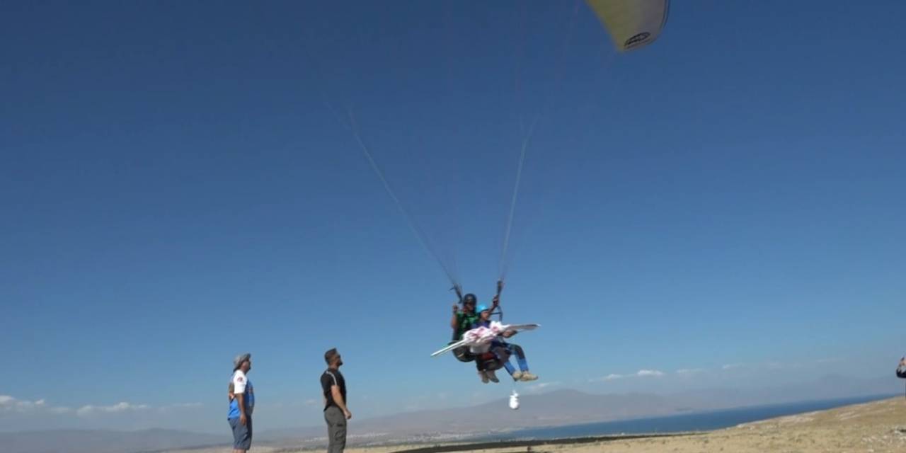 Baba Ve Oğul Yamaç Paraşütüyle ‘erciş İl Olsun’ Pankartı Açtı