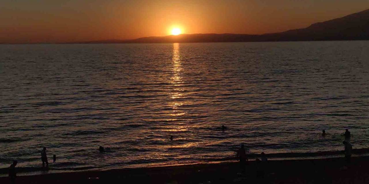 Van Gölü’nde Gün Batımına Karşı Yüzme Keyfi