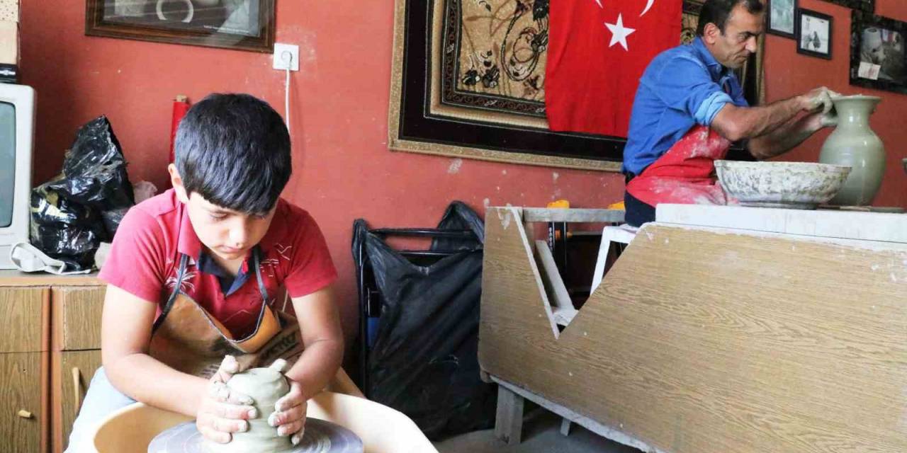 Oğullarıyla Birlikte Baba Mesleği Çömlekçiliği Yaşatıyor