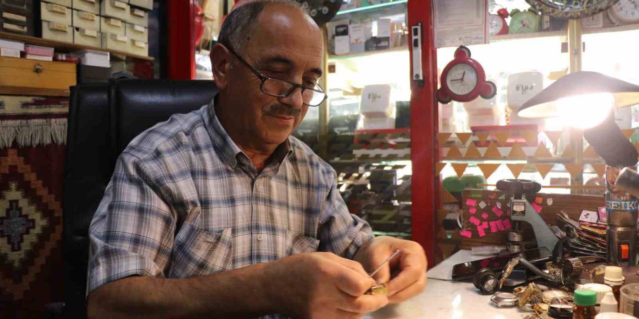 40 Yıllık Saat Tamircisi 20 Yıldır Emanet Bırakılan Saatin Sahibini Bekliyor