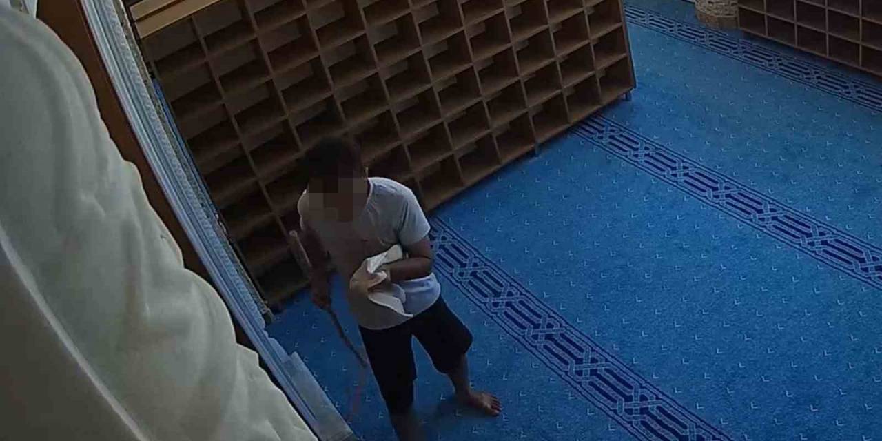 Camiye Giren Akıllı Hırsızın İlginç Anları Kamerada: Açamadığı Kapıdaki Parmak İzlerini Temizledi