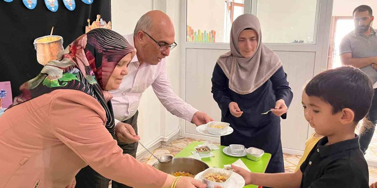 Kur-an Kursu Öğrencilerine Aşure Dağıtıldı