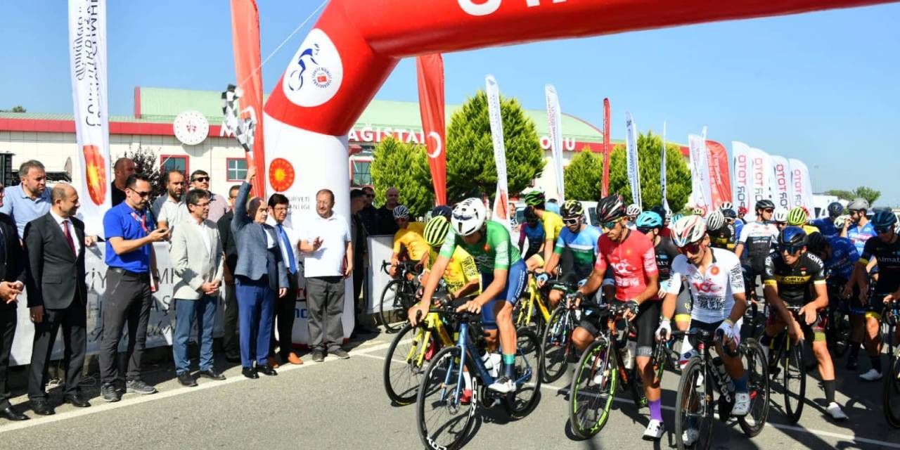 100. Yıl Cumhuriyet Bisiklet Turu’nda Samsun-çorum Etabının Startı Verildi