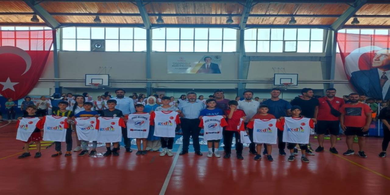 Gediz’de Yaz Okulu Öğrencilerine Malzeme Ve Ekipman Desteği