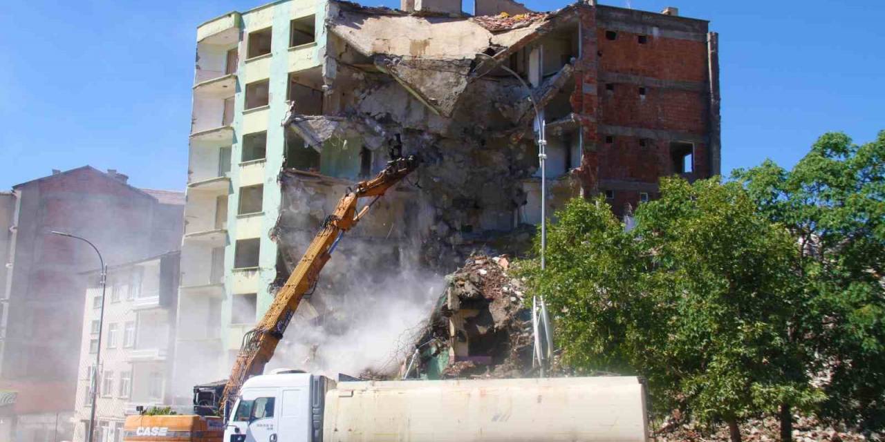 Elazığ’da Ağır Hasarlı Binaların Yıkımı Devam Ediyor