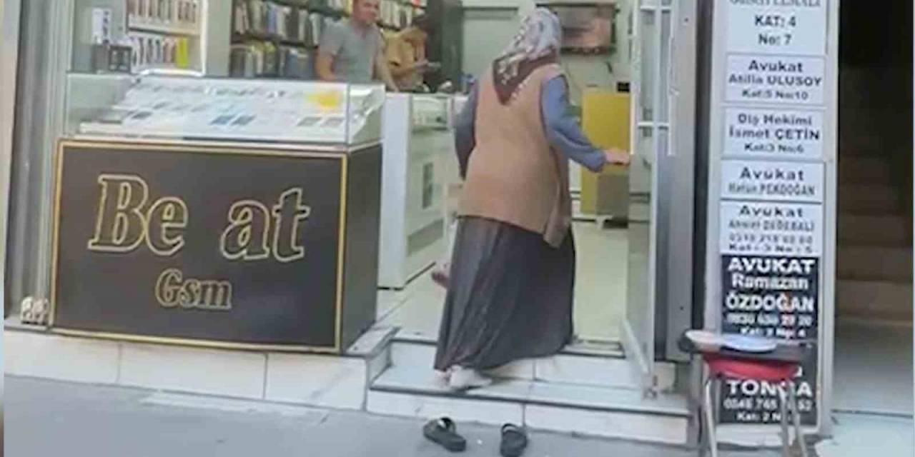 "kirlenmesin" Diye Terliklerini Çıkartarak İş Yerine Giren Yaşlı Kadın: "kızarlar Diye Korkuyorum"