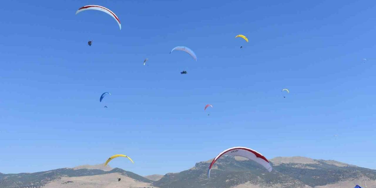 Aksaray’dan Atlayan Paraşütçüler Karapınar Semalarını Renklendirdi