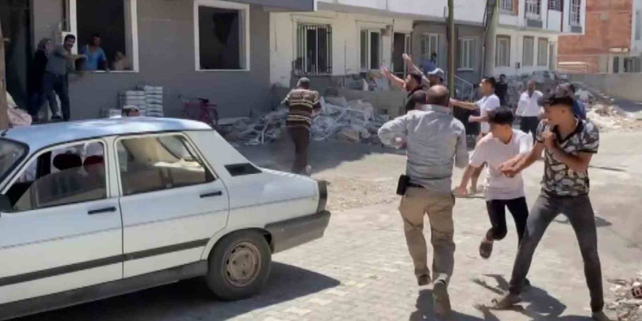 Genç Kızları Taş Ve Yumruklarla Dövdüler: 5 Yaralı