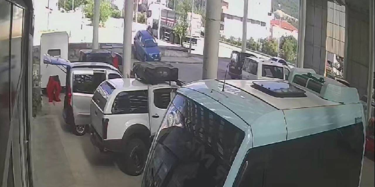 Yolu Şaşıran Sürücü Merdivenlerden İndi