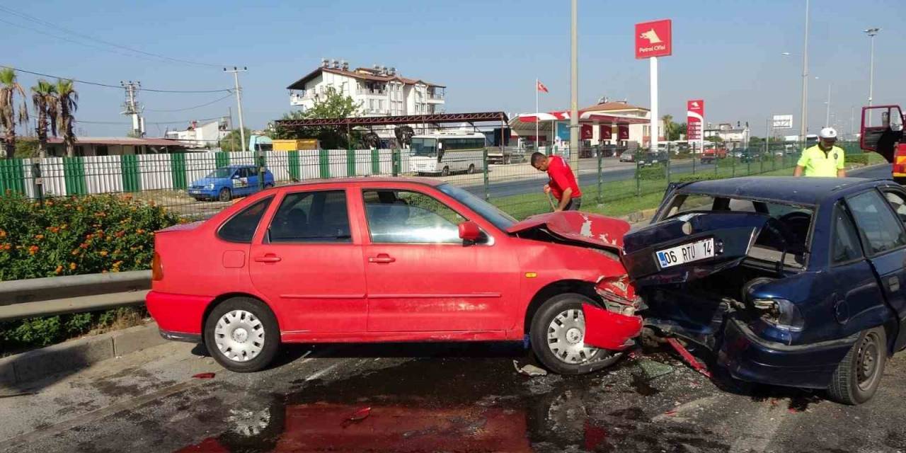 Hızını Alamadı Kırmızı Işıkta Bekleyen Araçlara Daldı: 2 Yaralı