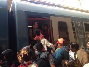 Macaristan’da Gara Girişlerine İzin Verilen Mülteciler Trenlere Akın Etti