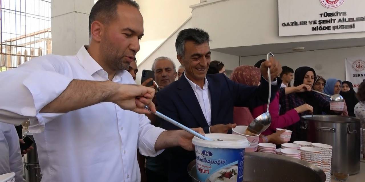 Şehitler İçin Aşure Dağıtıldı