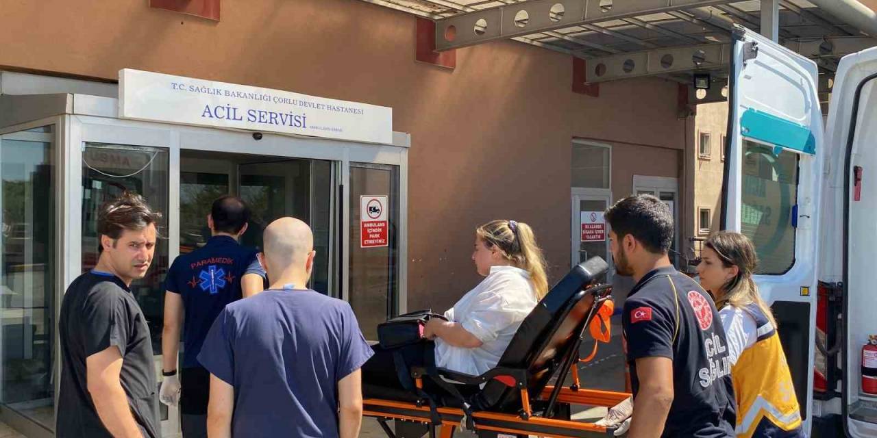 Kapkaççılara Çantasını Kaptırmadı, Sürüklenirken Ayağı Ezildi