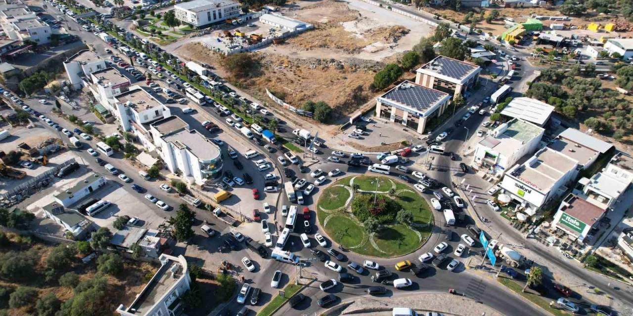 Bodrum’da Trafik Durdu, Tüm Yollar Kitlendi