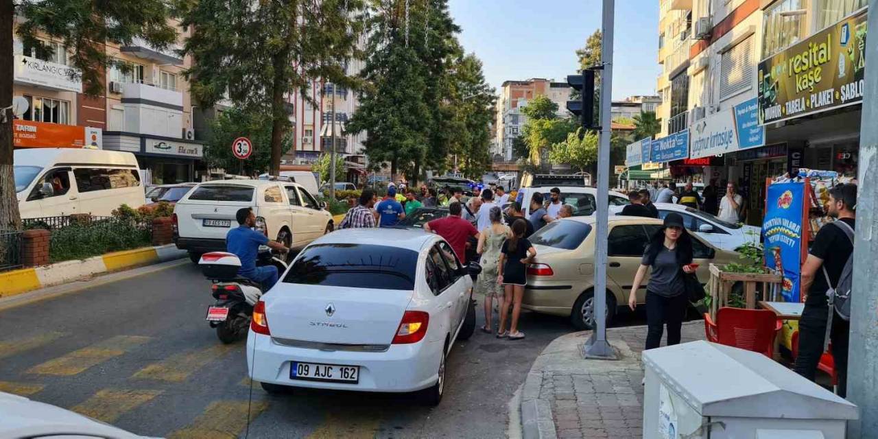 Direksiyon Hakimiyetini Kaybetti, 5 Araca Çarptı