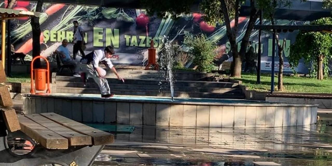 Sıcaktan Bunalan Çocukların Süs Havuzunda Tehlikeli Oyunu