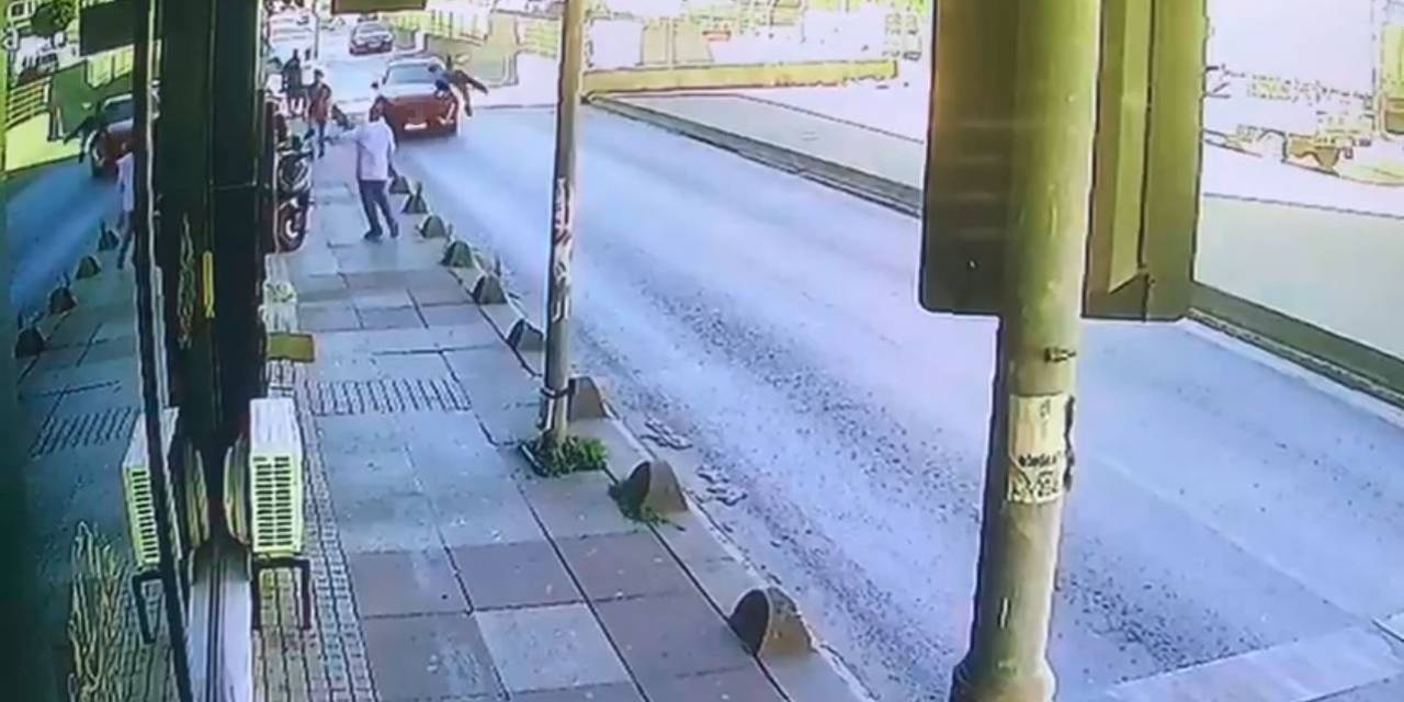 Bayrampaşa’da Feci Kaza Kamerada: Otomobili Görmeyerek Önüne Atlayan Yaşlı Adam Hayatını Kaybetti