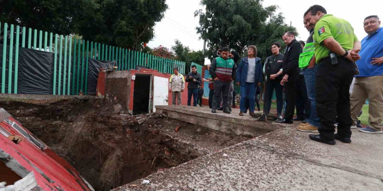 Meksika’da Bir Bina Yolda Oluşan Dev Çukurun İçine Devrildi