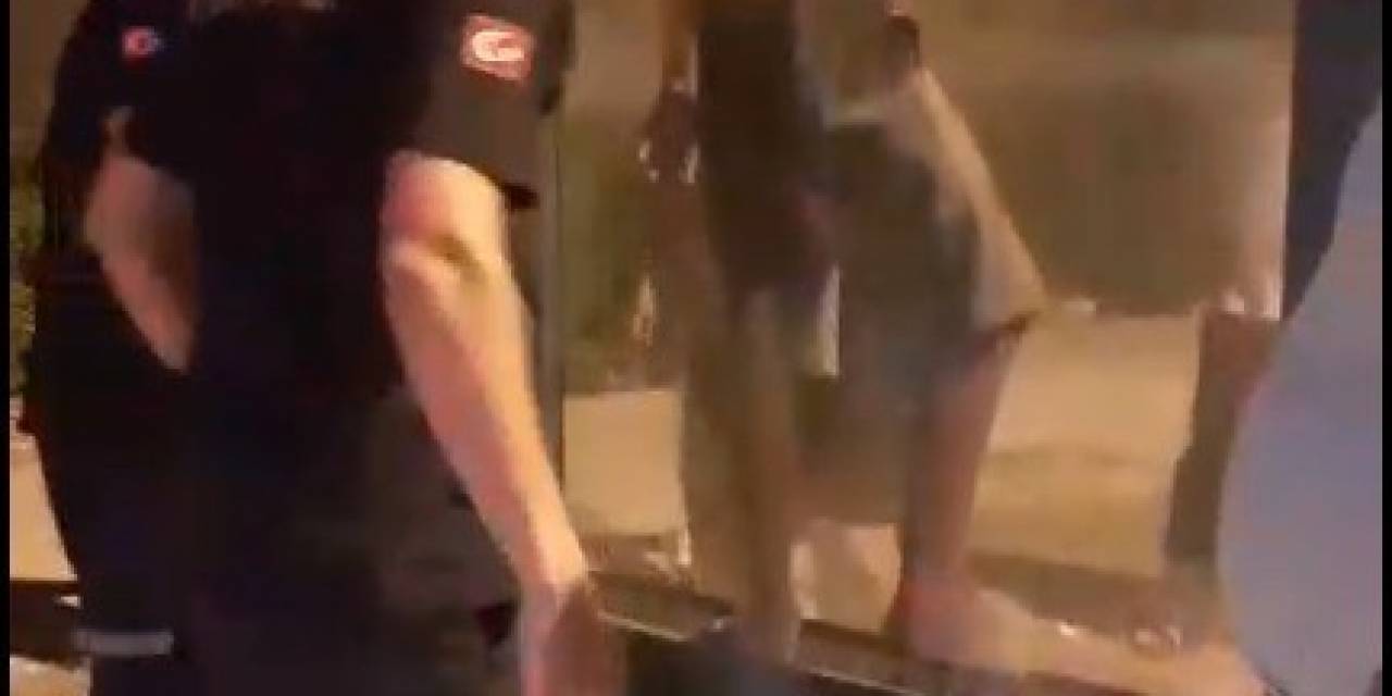 Küçük Çocuk Girdiği Reklam Panosunun İçinde Sıkıştı