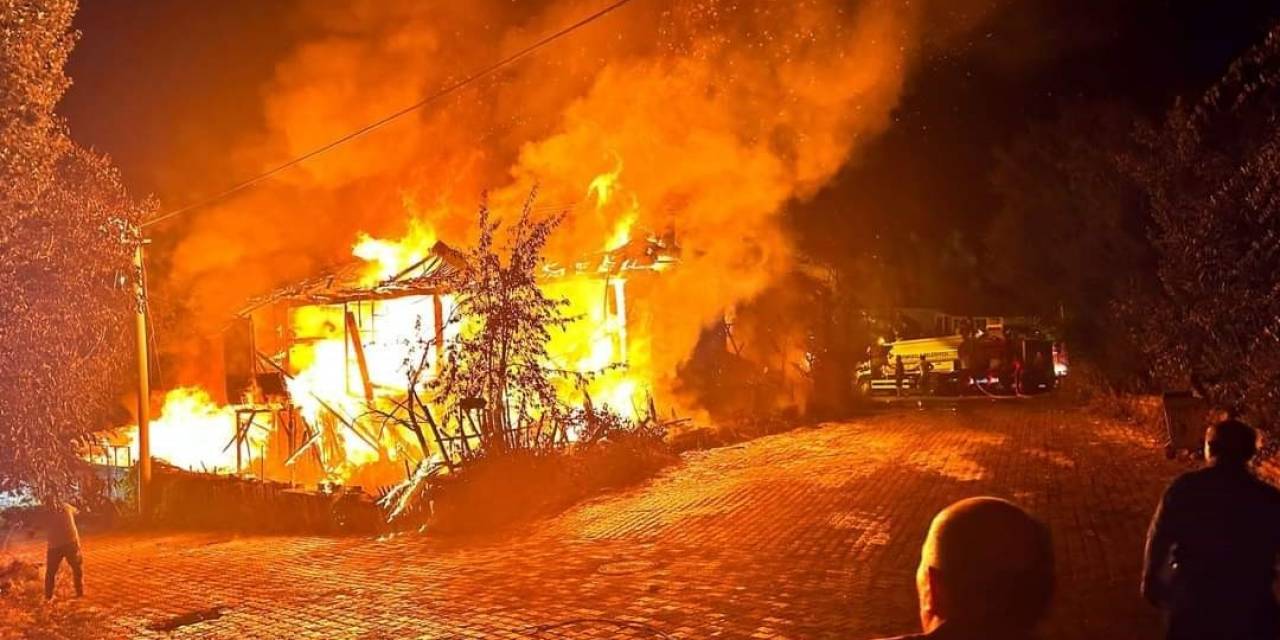 Burdur’da Metruk Binada Çıkan Yangın Geceyi Aydınlattı