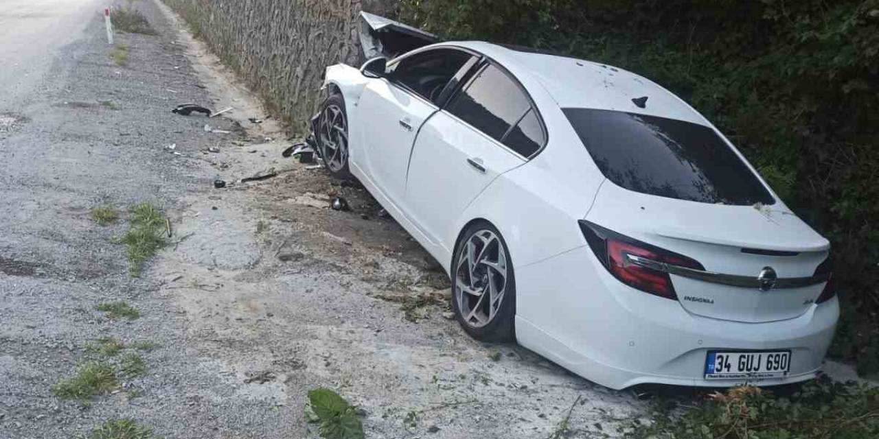 Kontrolden Çıkan Otomobil Duvara Çarptı