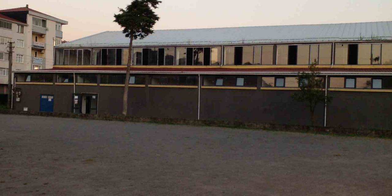 45 Yıllık Spor Salonunun Zeminin Yenilenmesini Bekliyorlar