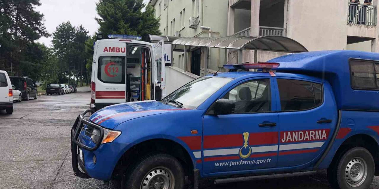 Karısıyla Kavga Etti, Elinden Bıçaklandı