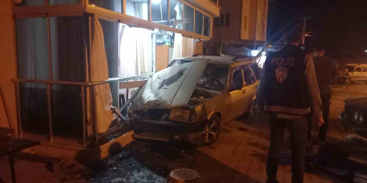 Gediz’de Ehliyetsiz Sürücü Balkona Daldı