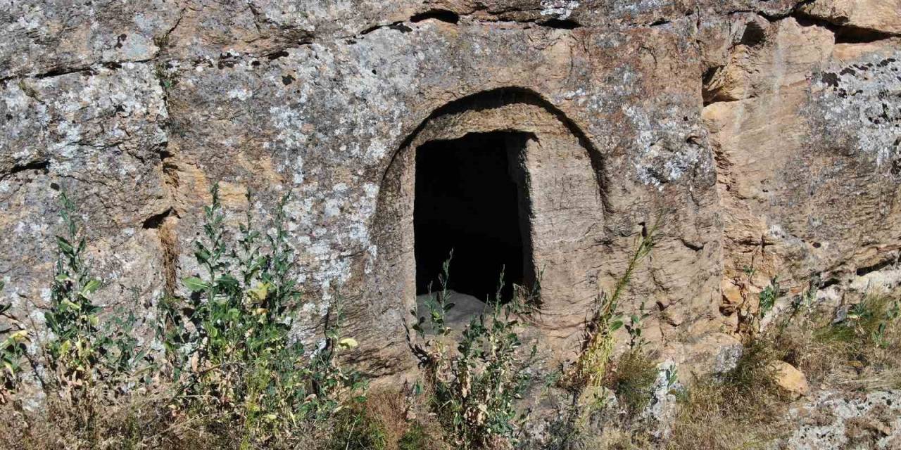 Kimler Yaptığı Bilinmeyen Gizemli Oyuk Merak Uyandırıyor