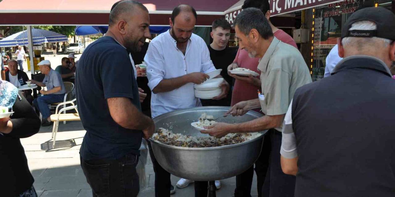 Paşa Mahallesi’nin Muhtarı Babasının Hayrına Pilav Dağıttı