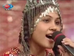 Türkmen kızın türküsü mest etti (VİDEO)