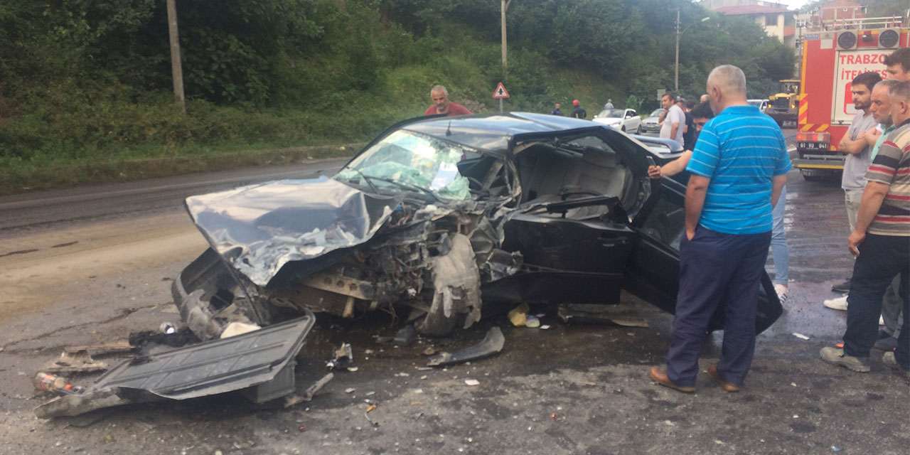 Trabzon’da Tur Otobüsü İle Otomobil Çarpıştı: 3 Yaralı