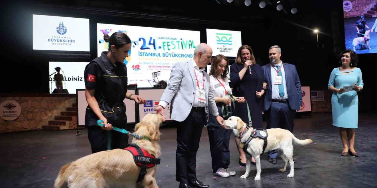 Büyükçekmece Belediyesi Tarafından 31 Kişinin Hayatını Kurtaran Köpeklere Madalya Verildi
