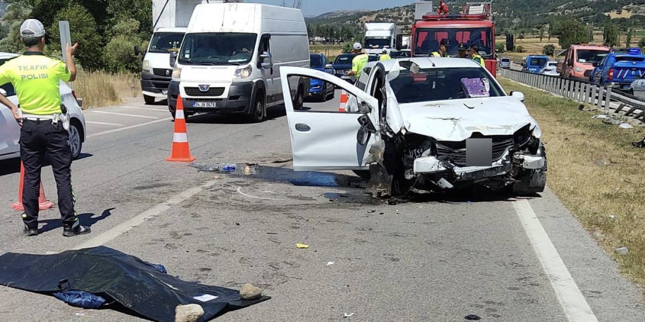 Otomobil Bariyere Çarptı: 10 Yaşındaki Çocuk Öldü, 4 Kişi Yaralandı