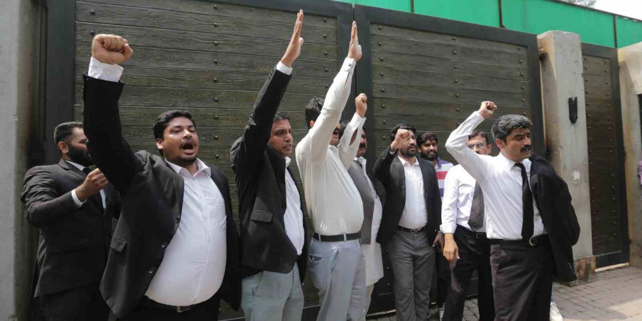 Pakistan’ın Eski Başbakanı Imran Khan Tutuklandı