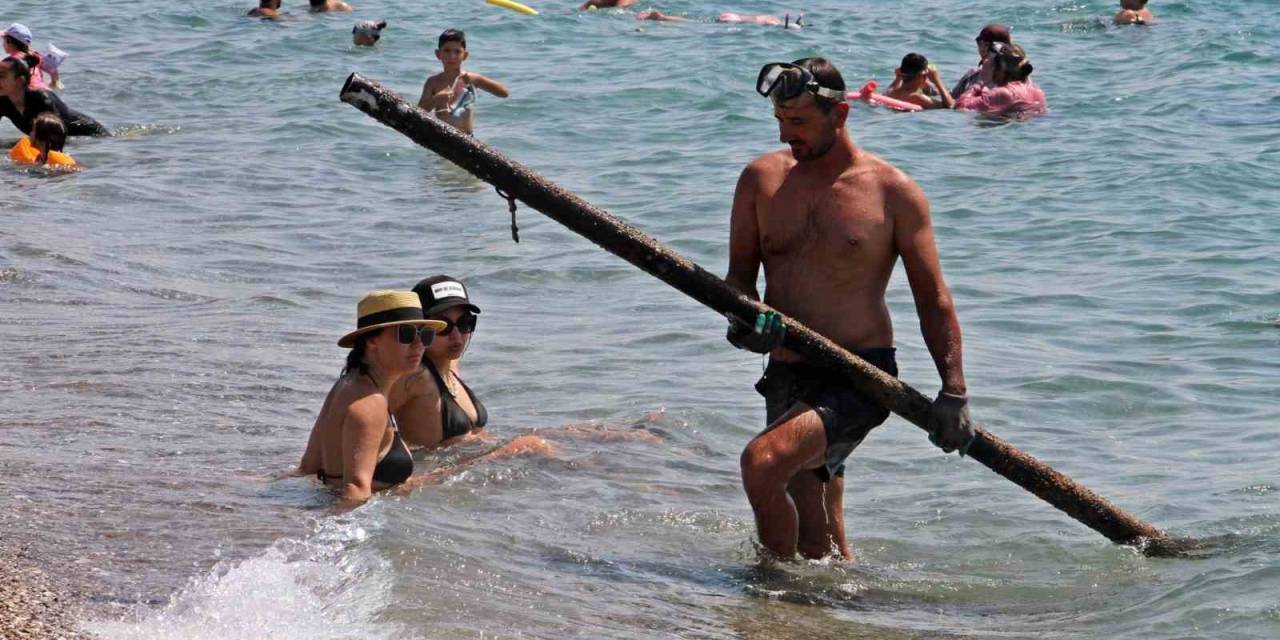 Ekmeğini Denizin Dibinden Çıkartıyor, Elindekileri Gören Tatilciler Şaşkına Dönüyor