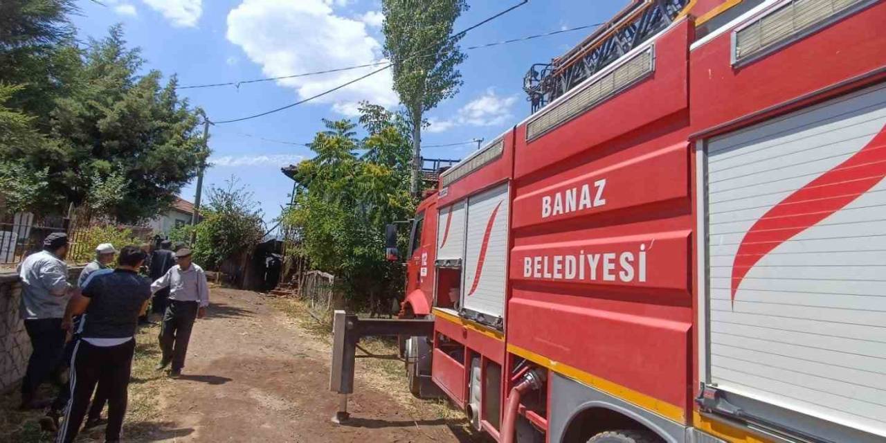 Uşak’ta Çıkan Yangında Ev Ve Traktör Zarar Gördü
