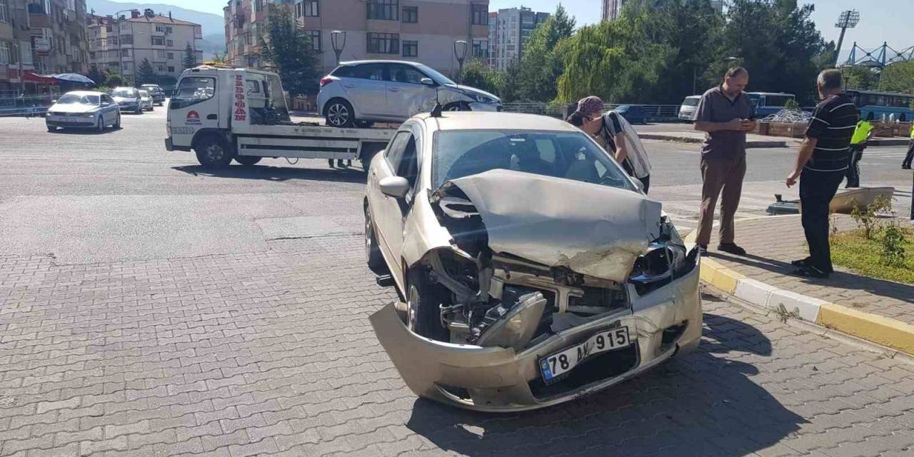 İki Otomobil Kavşakta Çarpıştı: 1 Yaralı
