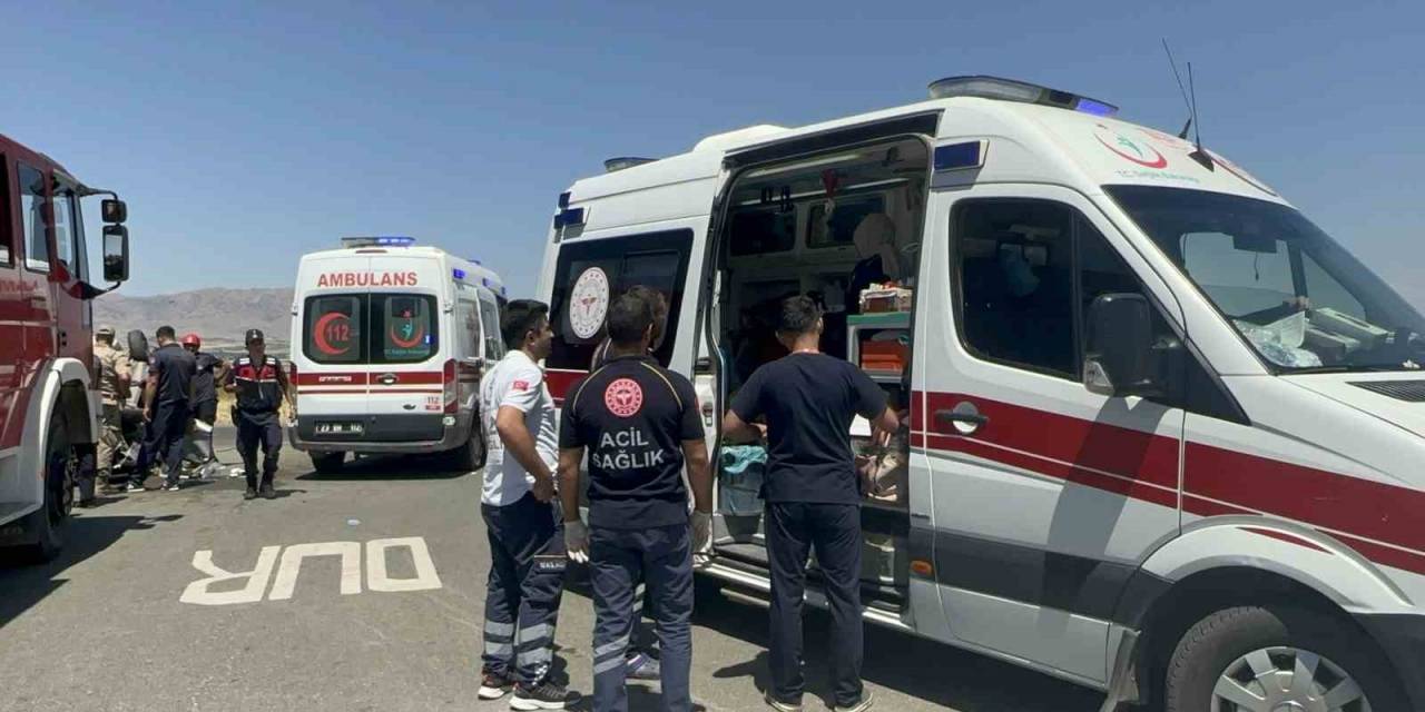Elazığ’daki Kazada Yaralılara İlk Müdahaleyi Yapan Vatandaş Konuştu: "önce Refüje Sonra Kavşağa Vurup Takla Atmış"