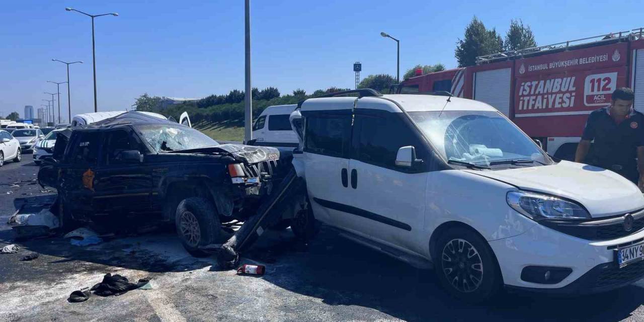 Hadımköy Tem’de Zincirleme Kaza: 3 Yaralı