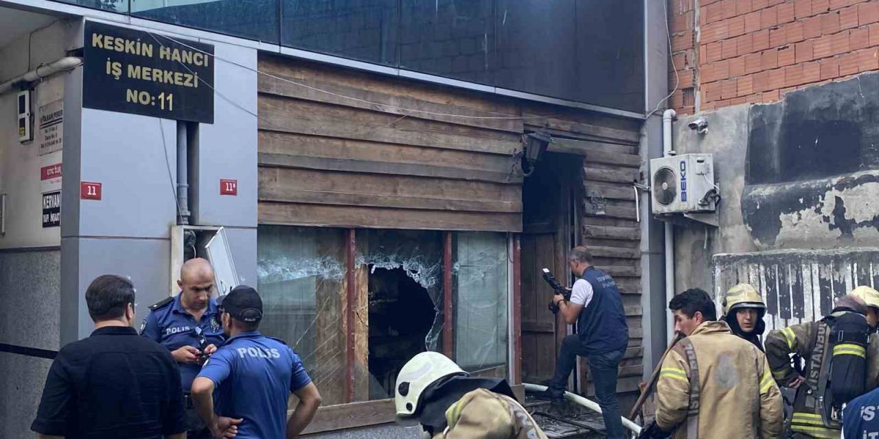 Kadıköy’de 3 Katlı İş Merkezinde Yangın