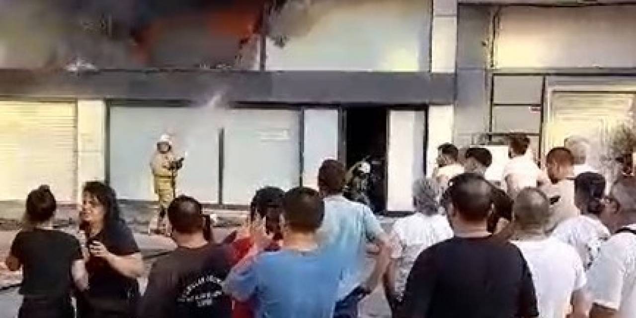 Sultangazi’de Tekstil Atölyesindeki Yangın Söndürüldü