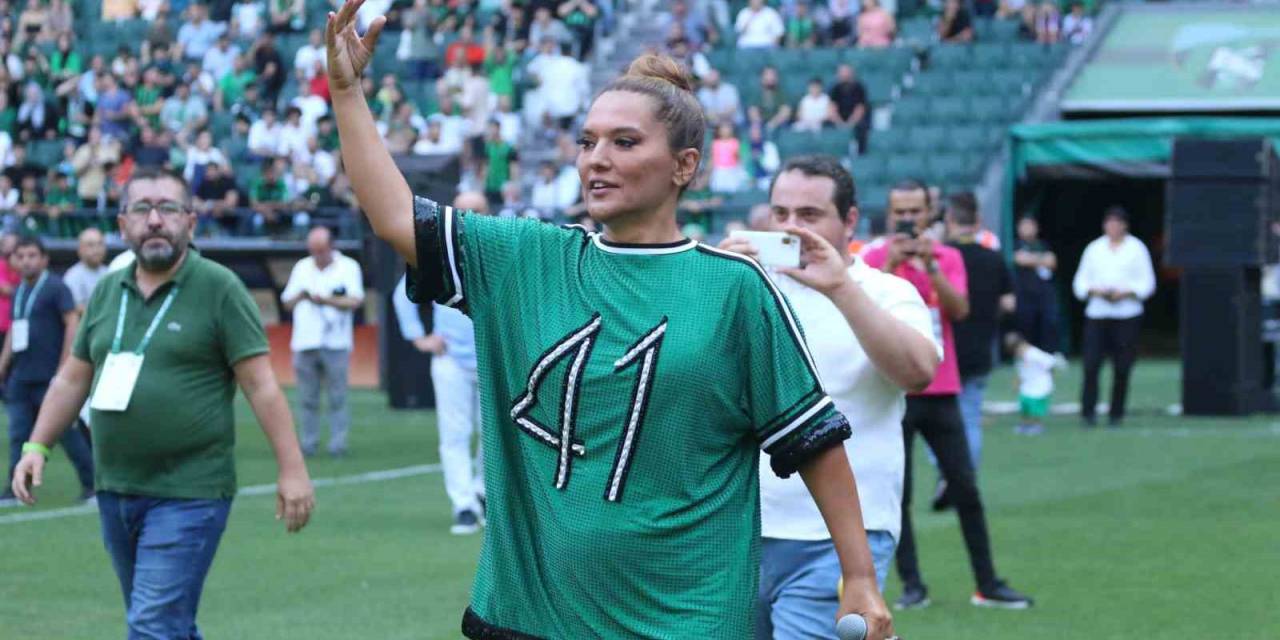 Demet Akalın, Kocaelispor İçin Stadyumda Konser Verdi