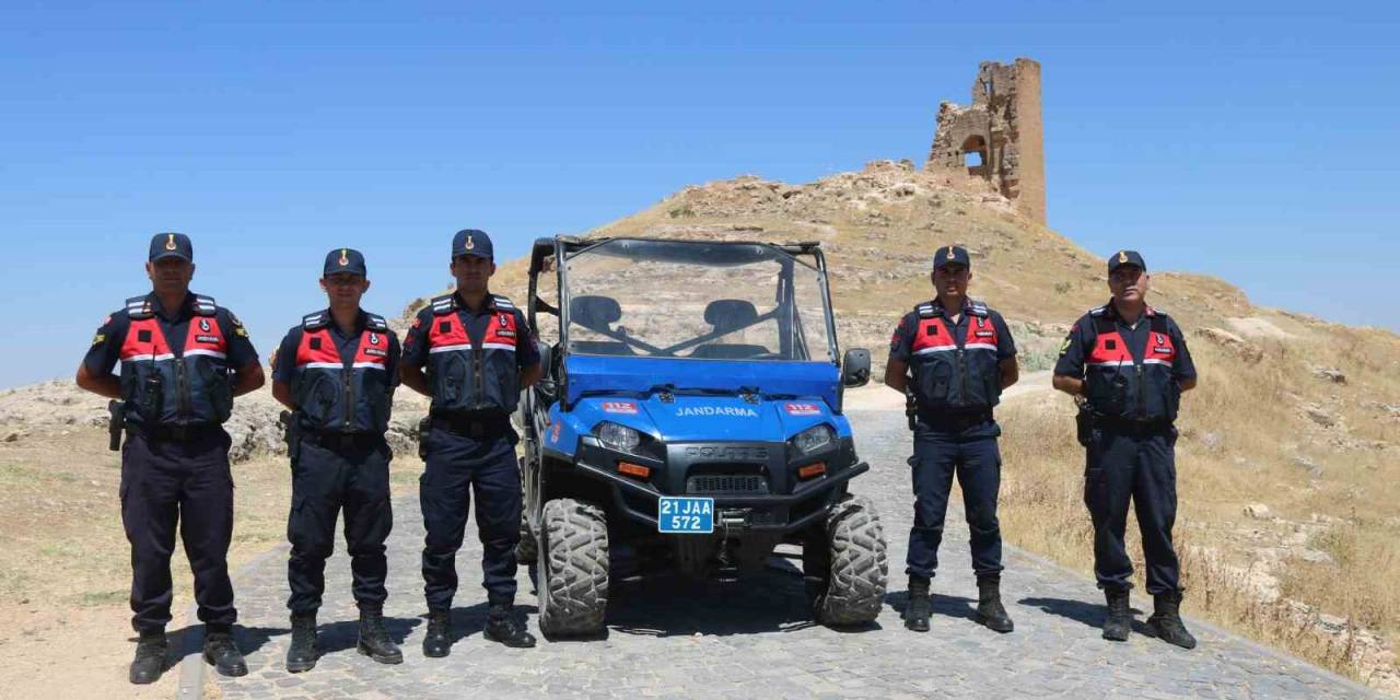 Jandarma, 3 Bin Yıllık Zerzevan Kalesi’ni Utv Ve Yaya Devriyesi Atarak Koruyor