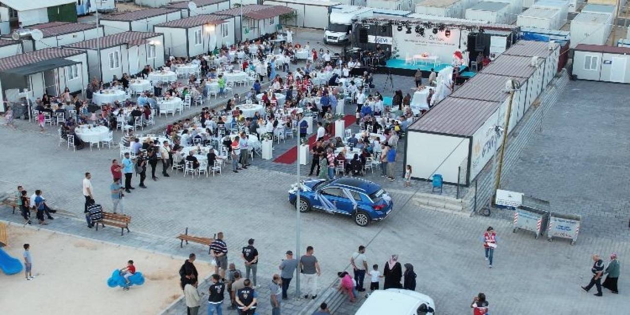 Düğünleri Ertelenen Depremzede Gelin İle Damadın Nikah Töreni Konteyner Kentte Gerçekleşti