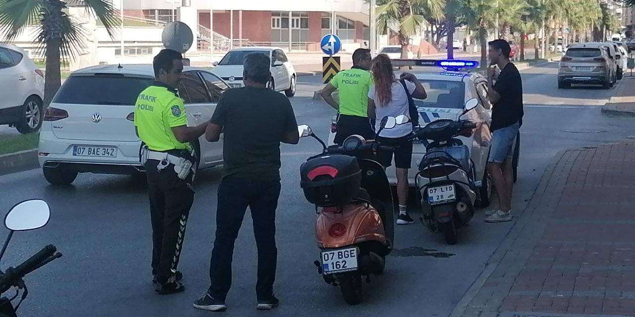 Kasksız Motosiklet Sürücüleri Ceza Kesilince Kasklarını Takıp Gittiler